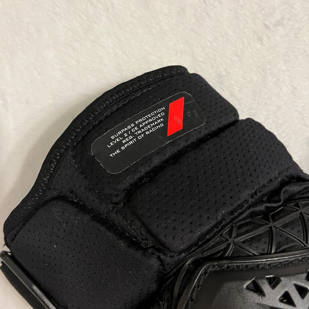 100 Percent Size Large Black Protective Knee Pads for Biking - High Impact - Picture 3 of 6